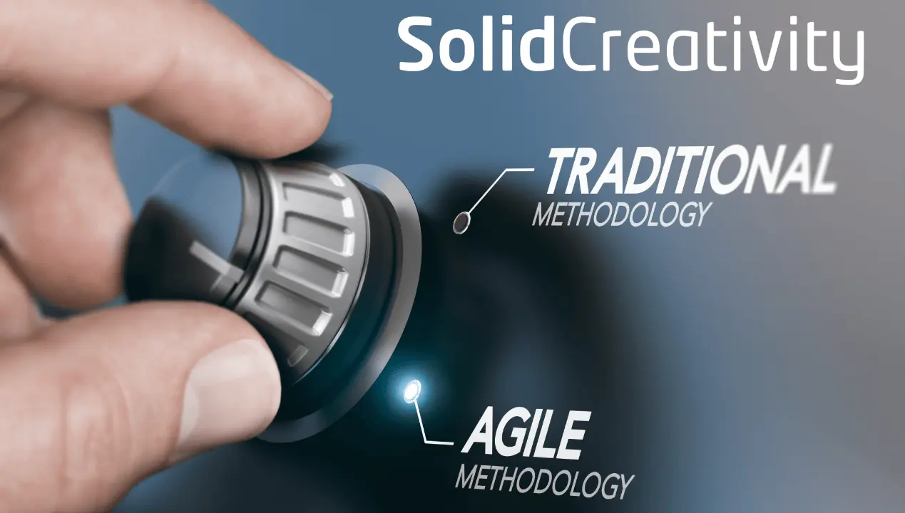 Une main tournant un bouton de réglage d'une position 'Traditional Methodology' vers 'Agile Methodology'. Logo SolidCreativity.