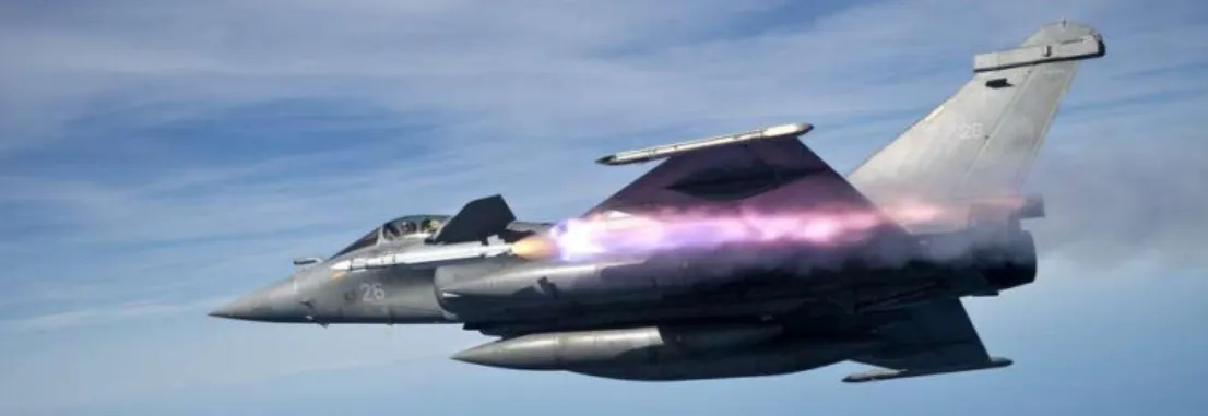 Rafale fighter jet releasing thermal decoys (photo C. Cosmao)